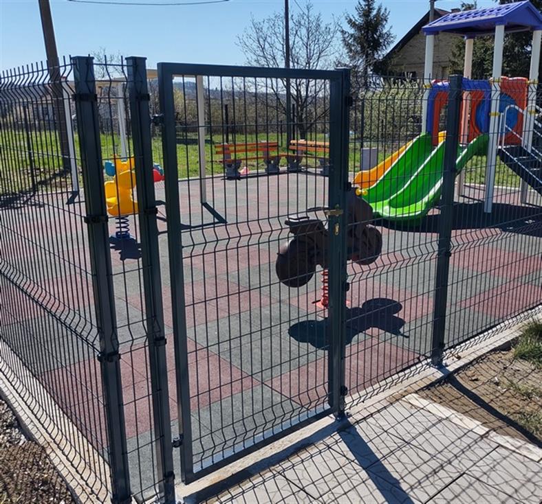 Jednokrilna kapija komplet sa stubovima i bravom
Zaštita cink + pvc, boja antracit